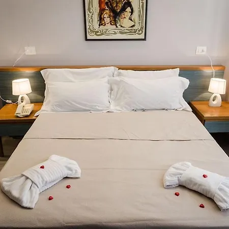 Rona Hotel 2*